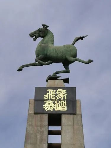 創(chuàng)意馬踏飛燕雕塑 步行街店門(mén)口雕塑 動(dòng)物小品 創(chuàng)意馬踏飛燕雕塑 步行街店門(mén)口雕塑 動(dòng)物小品