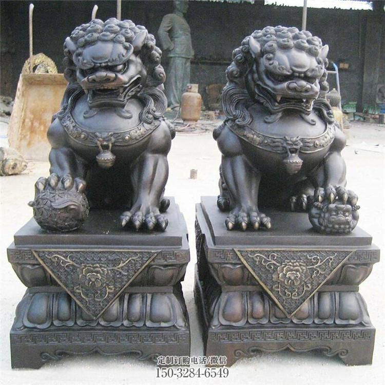 青銅獅子雕塑生產(chǎn)，圓雕系列，仿古蹲獅雕塑生產(chǎn)商