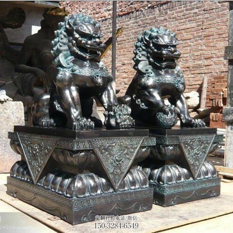 青銅獅子雕塑供應(yīng)，城區(qū)小品，戶外蹲獅雕塑制造商